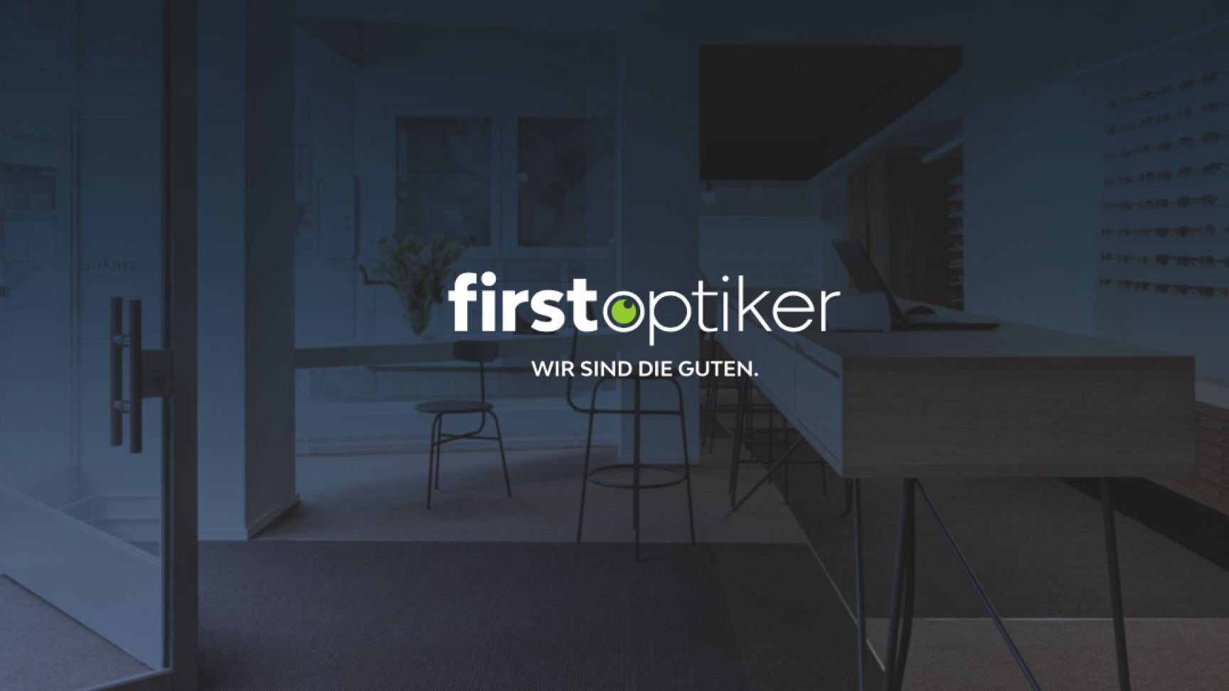 Das Logo der FirstOptiker vor einem abgedunkelten Optiker-Verkaufsraum